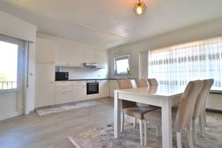 <p><span>Gezellig appartement op wandelafstand van het stadscentrum van Kortrijk. </span></p><p><span> </span></p><p><span>Het appartement bestaat uit 2 slaapkamers, een ruime woonkamer, open keuken, badkamer, berging en een leuk terras.</span></p><p><span> </span></p><p><span>Bij het appartement is tevens een garage inbegrepen.</span></p><p><span> </span></p><p><span>Kortom, een appartement dat zeker het bezoeken waard is!!</span></p>