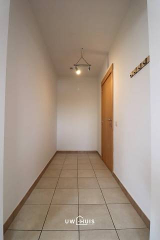 Bent u op zoek naar een instapklaar appartement met twee slaapkamers én een gezellig terras, gelegen nabij het centrum van Moerzeke? <br />Lees en kijk dan snel even verder!<br /><br />Dit appartement is rustig gelegen, nabij het centrum van Moerzeke. Scholen, winkels en het openbaar vervoer zijn vlakbij. Dit appartement is zonet opnieuw geschilderd én heeft een gunstige EPC-waarde met label B. <br /><br />Indeling:<br />inkomhal met vestiaire mogelijkheid. Lichtrijke leefruimte met open keuken. De keuken is geïnstalleerd met kasten en toestellen. Ruime berging met aansluiting voor het wasmachine en de droogkast. Badkamer met ligbad, lavabomeubel en toilet. Twee slaapkamers met aansluitend een terras aan de achterzijde van het gebouw.<br /><br />Er zijn geen gemeenschappelijke kosten van toepassing. <br />Dit appartement is onmiddellijk beschikbaar.