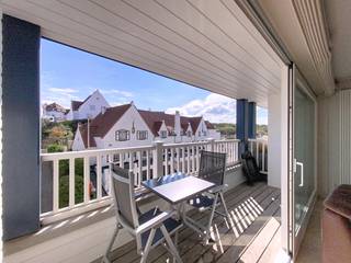 indeling: inkomhal met gastentoilet, ruime woonkamer die toegang geeft tot het zongericht terras. Volledig ingerichte open keuken, ruime...