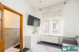 <p>Deze te renoveren (verhuurde) woning met koer bevindt zich in een rustige straat in het hippe Boho. Het betreft een ééngezinswoning met 4 slaapkamers in een residentiële buurt. Op fietsafstand van gezellige parken ('t Rivierenhof &amp; Park Spoor Noord) alsook het stadscentrum. Op wandelafstand bevinden zich verschillende leuke eetgelegenheden en terrasjes. Omwille van de centrale locatie is er een goede verbinding met het openbaar vervoer, ook met de auto is er een vlotte verbinding met de Ring.</p><p>Kortom, een ideale woning voor starters of als investering!</p><p>Grootste troeven:<br />-Gezellige, centrale buurt<br />-4 ruime slaapkamers<br />-zuidwest-gerichte stadskoer (5m²)</p><p><br />Indeling:<br />-GLVL: inkomhal met aansluitend de lichte living (14m²). Achteraan de woning bevindt zich de open geïnstalleerde keuken met eetruimte (samen 21m²). Deze biedt toegang tot de zuidwest-gerichte stadskoer (5m²). Tot slot is er nog een apart toilet (2m²).<br />-V1: hier bevindt zich de ingerichte badkamer (6m²) met douche &amp; WC alsook met aansluiting voor het wasmachine. Vanuit de nachthal is er toegang tot de eerste 2 ruime slaapkamers (17m² &amp; 12m²).<br />-V2: Bovenaan treffen we de laatste 2 ruime slaapkamers terug (18m² &amp; 12m²).</p><p>Let op: het dak is te renoveren</p><p>Voor meer informatie kan u terecht bij Area Partners. INFO@area.be of 03/284.60.60</p>