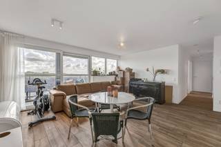 Voor een bezoek of meer info bel 053/59 49 32 - Pal aan het station van Denderleeuw bevindt zich dit instapklare appartement (71 m²) in een...