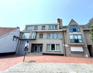 Ruim en licht appartement op de eerste verdieping (geen lift).Het appartement bestaat uit een ruime inkomhal, een grote en lichtrijke leefruimte, een...