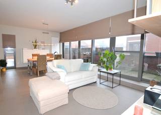 Top gelegen appartement in Mechelen. Op fietsafstand van het centrum en toch zeer rustig in een afgesloten complex.<br />Het appartement bevind zich op de 2e verdieping, er is geen lift aanwezig<br /><br />Indeling: <br />Inkomhal, ruime lichtrijke woonkamer, volledig geïnstalleerde open keuken met aansluitend een berging met aansluiting voor wasmachine, nachthal met inbouwkasten,<br />1 slaapkamer , badkamer met douche, apart toilet, mooi terras, kelderberging en autostaanplaats.<br /><br />Het appartement is volledig instapklaar en bijna volledig gemeubeld (exclusief zetel en bed)<br /><br />Provisie kosten algemene delen: 60 euro/maand<br /><br />Graag meer info of een bezoek via info@immovos.be of 0479 35 71 72.