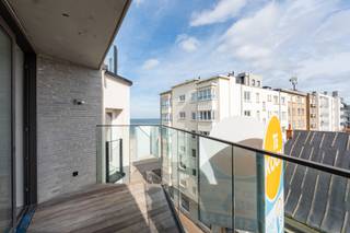 <p>Schitterende penthouse met een bevoorrechte ligging op een paar passen van het strand en dichtbij het centrum van Koksijde-Bad.<br /><br />Vijfde verdieping: ruime woonkamer uitgevend op een terras met zijdelings zeezicht, luxueuze open keuken volledig ingericht met vaatwasser, combi-oven, koelkast met diepvriesvak en inductiekookplaat, één slaapkamer met aangrenzende moderne badkamer en uitgevend op een zonneterras, afzonderlijk toilet.<br /><br />Zesde verdieping: tweede slaapkamer en moderne badkamer met inloopdouche. Magnifiek dakterras.<br /><br />Prachtige afwerking. Instapklaar!</p>