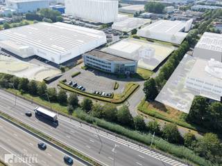 Op een uitstekende en strategische zichtlocatie in industriezone TTS te Temse, vlak langs de E17, bevindt zich dit ruime kantoorgebouw met een totale bruikbare vloeroppervlakte van ca. 1.871 m2, verdeeld over drie volwaardige verdiepingen. Het geheel is gelegen op een ruim perceel van 4.173 m2 en beschikt over ruime parkeermogelijkheden (56 parkeerplaatsen). De prominente ligging langs de E17 staat garant voor een uitstekende bereikbaarheid en uitzonderlijke visibiliteit, waardoor uw onderneming hier letterlijk in het oog springt. Een commercieel voordeel voor bedrijven die hun professionele uitstraling en bereikbaarheid willen combineren. Het gebouw beschikt momenteel over een grotendeels vrije en aanpasbare indeling, waardoor de ruimtes volledig kunnen worden afgestemd op de specifieke noden en uitstraling van uw onderneming. Deze flexibiliteit biedt bovendien tal van mogelijkheden voor een eigentijdse en representatieve kantooromgeving. Ter inspiratie werden enkele visualisaties toegevoegd die een mogelijke toekomstige invulling weergeven. De combinatie van de strategische ligging, de ruime oppervlakte, het royale terrein, de parkeermogelijkheden en de hoge visibiliteit maakt dit een bijzonder interessante opportuniteit voor ondernemers en investeerders. Kortom een uitzonderlijke kans om uw onderneming te vestigen op een absolute zichtlocatie langs de E17 in Temse.