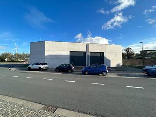 Deze recente KMO-unit van 246 m², inclusief één privatieve parkeerplaats, is uitstekend gelegen aan de Pantserschipstraat 50 in Gent, vlakbij de Wiedauwkaai en Zeeschipstraat.<br />Dankzij de onmiddellijke aansluiting op de R4 geniet u van een uitstekende bereikbaarheid.<br /><br />De unit is geschikt als magazijn, opslagruimte of atelier en is opgebouwd uit een betonstructuur met betonnen gevelpanelen. Verder beschikt het gebouw over een geïsoleerd steeldeckdak met lichtstraat en rookluik, een automatische sectionaalpoort, een polybetonvloer en drijfkracht. De volledig overspannen ruimte heeft een vrije hoogte van circa 6 meter, waardoor ze optimaal inzetbaar is voor diverse bedrijfsactiviteiten.<br /><br /><strong><u>Algemene info:</u></strong>
<ul>
	<li>Gelegen in een zone voor zeehavengerelateerde activiteiten.</li>
	<li>Onmiddellijk beschikbaar</li>
	<li>De huurprijs is exclusief btw, onroerende voorheffing, gemeenschappelijke kosten en privatieve kosten.</li>
	<li>Er is momenteel een houten mezaninne aanwezig in het gebouw, welke eventueel kan overgenomen worden. (foto's van voor 1ste ingebruikname)</li>
	<li>Huurprijs 1.490 € (excl. 21 % BTW)</li>
</ul>
Interesse in deze uitstekend gelegen bedrijfsunit? Contacteer Thomas (0475 32 51 89) gerust voor meer informatie of een bezoek ter plaatse.