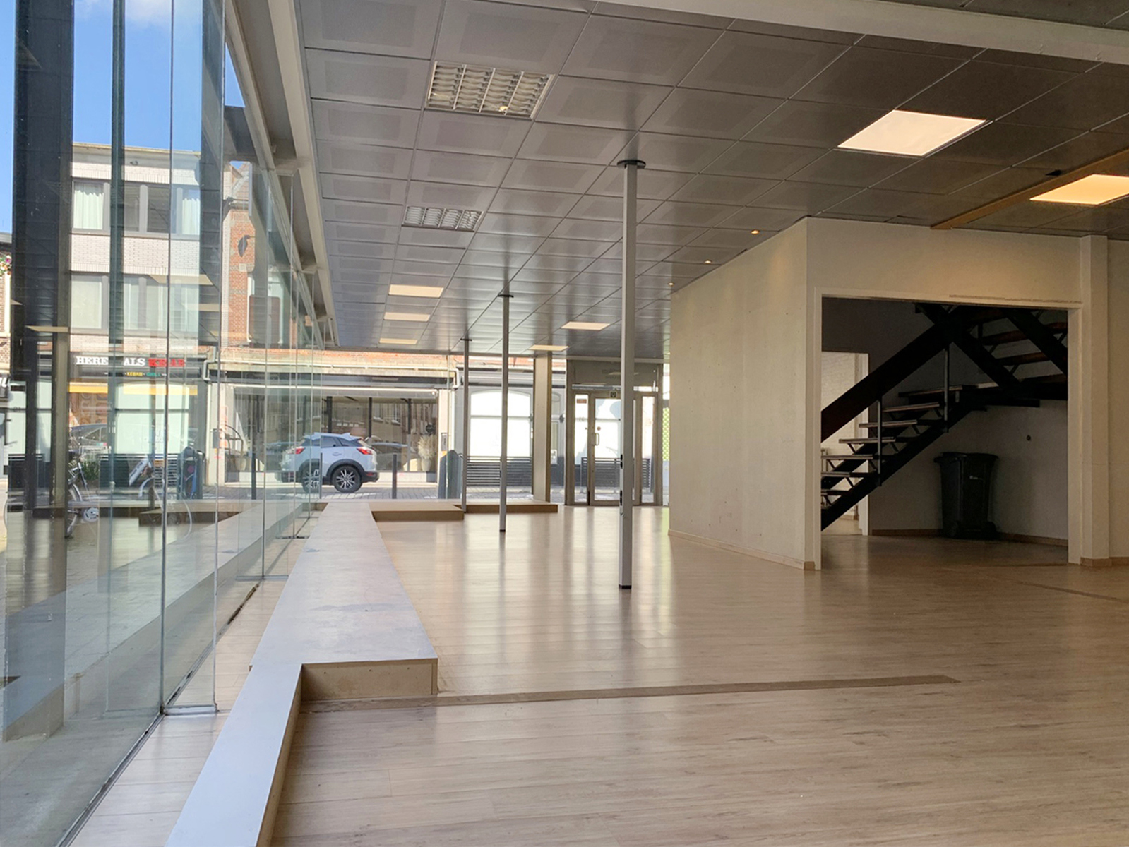 Commerciële handelsruimte of kantoor op toplocatie! - foto 5