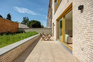 <p><span> </span></p><p><span>Dit splinternieuwe gelijkvloers appartement heeft alles wat je zoekt, maar bijna nooit vindt in de stad. Denk: een bewoonbare oppervlakte van liefst 150 m², drie slaapkamers, hoge plafonds, veel licht en een royale tuin en de perfecte ligging op wandelafstand van het Rivierenhof. Nóg troeven: mogelijkheid om aan te kopen onder 6% btw,- (mits voldaan aan voorwaarden)</span></p><p><span> </span></p><p><span>In dit nieuwbouwappartement is alles hoogwaardig afgewerkt, tot het kleinste hoekje. Die valt meteen op als je – langs de grote voortuin - de inkomhal binnenkomt. De houten parketvloer loopt door over het hele appartement.</span></p><p><span> </span></p><p><span>De open keuken is uitgerust met toestellen van Whirlpool (een garantie op topkwaliteit), een inductieplaat en een stijlvol werkblad. Aansluitend vind je de woonkamer: een indrukwekkende, lichtrijke ruimte met grote ramen, hoge plafonds en moderne accenten (zoals de zwarte spots) en gezellige parketvloer. Het grote schuifraam geeft uit op de tuin, zodat binnen en buiten bij mooi weer naadloos in elkaar overlopen.</span></p><p><span> </span></p><p><span>De achtertuin van 85m² is aangelegd met grijze tegels. Handig en onderhoudsvriendelijk. Ruimte in overvloed om buiten te eten, te spelen of te tuinieren.</span></p><p><span> </span></p><p><span>Drie slaapkamers en luxueuze badkamer</span></p><p><span>Via de nachthal kom je in de drie slaapkamers. Die hebben allemaal dezelfde parketvloer, ALU-ramen met hoog rendementsglas en ingebouwde verluchting. </span></p><p><span>De badkamer is luxueus afgewerkt met een inloopdouche met regenkraan en keramische tegels, dubbele lavabo, grote spiegel en terrazzotegels in steenlook. Daarnaast heeft het appartement nog een aparte berging en een tweede toilet.</span></p><p><span> </span></p><p><span>Modern en energiezuinig</span></p><p><span>Dit nieuwbouwappartement is reeds volledig afgewerkt en dus onmiddellijk beschikbaar! Het voldoet aan alle hedendaagse normen. Met onder andere 7 zonnepanelen (3080 Wp) op het dak en overal hoog rendementsglas woon je hier energiezuinig en toekomstgericht.</span></p><p><span> </span></p><p><span>Rivierenhof om de hoek</span></p><p><span>Je woont hier ideaal, overal dichtbij en toch heerlijk rustig en groen. Het prachtige Rivierenhof, het grootste park van de stad, ligt op amper een paar minuten wandelen. Binnen een straal van nog geen 500 meter zijn liefst vier supermarkten. Ook heel wat buurtwinkels zijn vlakbij. Met de fiets, de bus of de tram sta je snel in de stad, met de auto sta je zo op de autostrade. Door de vernieuwing van de Wouter Haecklaan bevindt je je in het groen. </span></p><p><span> </span></p><p><span>Ondergrondse autostaanplaats aan te kopen voor €28.200</span></p><p><span> </span></p><p><span>Maatregelenregister: in aanvraag</span></p><p><span> </span></p>