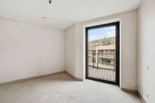 Ontdek dit nieuwbouwproject in de Kortrijkstraat 89 te Tielt, waar comfort en ruimte centraal staan. Er zijn nog slechts 5 ruime appartementen beschikbaar, elk met meerdere slaapkamers, een lichtrijke leefruimte en een mooi zonnig terras. De appartementen worden duurzaam verwarmd via geothermie en beschikken over een ondergrondse parking, praktische berging en een royale badkamer met bad, douche en dubbele wastafel.Daarnaast zijn er nog 2 uitzonderlijk ruime handelsruimtes beschikbaar, volledig casco opgeleverd. Ideaal om volledig naar eigen smaak en concept in te richten.Interesse? Wacht niet te lang, want de laatste units zijn snel weg. Sommige appartementen kunnen aan het verlaagd tarief van 6% BTW aangekocht worden, mits u voldoet aan de voorwaarden.Sommige beelden bevatten een AI inrichting, deze geven u een beeld van wat de inrichtingsmogelijkheden zijn.Prijzen zijn exclusief kosten als registratierechten, BTW en andere kosten.Meer informatie? Contacteer Emiel via emiel@immobeguin.be