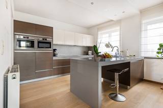 <p>Gelegen in een karaktervol gebouw in het hart van Mechelen, bevindt zich dit stijlvol en luxueus afgewerkte appartement met twee slaapkamers en een aparte bureauruimte. Dankzij de centrale ligging, vlak bij het station, winkels, restaurants en cafés, vormt dit appartement de ideale uitvalsbasis voor wie comfortabel en centraal wil wonen in Mechelen.</p>
<p>Het appartement bevindt zich op de tweede verdieping en onderscheidt zich door zijn hoogwaardige afwerking, ruime indeling en aangename leefruimtes.</p>
<p>De indeling omvat een inkomhal met gastentoilet en vestiairehoek, gevolgd door een ruime en lichtrijke leefruimte met parketvloer, airconditioning via warmtepomp en toegang tot het gezellige terras. De hypergeïnstalleerde keuken sluit rechtstreeks aan op een praktische bergruimte.</p>
<p>Verder beschikt het appartement over twee ruime slaapkamers en een aparte bureauruimte, die eventueel ook als extra slaapruimte kan worden ingericht. De volledig uitgeruste badkamer is voorzien van een ligbad, douche en dubbele lavabo.</p>
<p><strong>Maandelijkse lasten: € 100/maand.</strong></p>
<p>Interesse in dit prachtige appartement? Neem contact met ons op via <strong>015 68 26 08</strong> of <strong>info@imperiavastgoed.be</strong> en plan vandaag nog uw bezoek!</p>