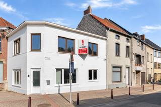 <p>Bent u op zoek naar een gezinswoning met veel potentieel op een charmante dorpslocatie? Deze woning bevindt zich pal in het centrum van Tollembeek, vlak bij de kerk. Hier geniet u van het authentieke dorpsgevoel en een rustige woonomgeving.<br /><br />De woning beschikt over een bewoonbare oppervlakte van 140 m² en is gelegen op een perceel van 435 m². Met een ruime, nog in te richten leefruimte, drie volwaardige slaapkamers en een tuin van ca. 250 m² biedt de woning verrassend veel ruimte in het centrum van het dorp.<br /><br />De woning werd reeds gedeeltelijk gerenoveerd. Zo beschikt ze onder meer over een vernieuwde badkamer, zonnepanelen en een conforme elektrische installatie. Wie de woning verder naar eigen smaak wil afwerken en moderniseren, vindt hier dan ook een uitstekende basis.<br /><br /><br />Gelijkvloers:<br />+ Inkomhal<br />+ Ruime leefruimte<br />+ Keuken met eetplaats<br />+ Gerenoveerde badkamer<br />+ Bijbouw <br />+ Tuin<br /><br />Eerste verdieping:<br />+ Ruime nachthal<br />+ Slaapkamer 1 (ca. 13 m²)<br />+ Slaapkamer 2 (ca. 13 m²)<br />+ Slaapkamer 3 (ca. 13 m²)<br />+ Apart toilet<br /><br />Extra troeven:<br />+ Centrale ligging op het dorpsplein van Tollembeek<br />+ Zonnepanelen en thuisbatterij<br />+ Conforme elektrische installatie<br />+ Veel potentieel om verder naar eigen smaak af te werken<br /><br />Deze woning is ideaal voor wie op zoek is naar een ruime gezinswoning met een aangename tuin en reeds verschillende uitgevoerde vernieuwingen, maar tegelijk nog de mogelijkheid wil om de woning verder naar eigen smaak af te werken. <br /><br />Watertoets: P score D , G score D.<br /><br />Meer info of een bezoek? Contacteer ons via brian.rollier@albert.immo of 0472 98 02 27.<br /><br />Bij Albert kom je thuis!</p>