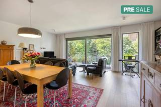 Dit instapklaar appartement van ca 100 m² bewoonbare oppervlakte met twee ruime slaapkamers en terras staat te koop en bevindt zich aan de Haringrodestraat in Antwerpen. Het terras geeft uit op de groene achtertuin waardoor je jezelf in een groene oase bevind. Het appartement zelf is gelegen op de tweede verdieping van een recent gebouwencomplex. Indeling:- ruime leefruimte met open keuken met SMEG toestellen- gezellig terras van 13m² dat naadloos aansluit op de leefruimte- twee slaapkamers- badkamer - apart toilet met handenwasser- ruime berging met aansluiting wasmachine - ondergrondse autostaanplaats (mogelijkheid tot aankopen)- privatieve kelderberging- fietsenbergingTroeven:- doorlopende parketvloer- zonnewering achteraan- recent gebouw- zeer goed onderhoudenDit appartement wordt te koop aangeboden via Pre-sale. De bezoeken op afspraak zullen gepland worden op zaterdag 27 juni en dinsdag 30 juni.Bij verdere interesse kan je een vast en onvoorwaardelijk bod uitbrengen uiterlijk tegen vrijdag 3 juli om 16u00. De vermelde prijs van €419.000 is een richtprijs. De ondergrondse autostaanplaats kan optioneel mee aangekocht aan een prijs van €35.000, dit is een richtprijs.Had u graag uw eigen eigendom te koop aangeboden contacteer ons dan voor een vrijblijvende schatting, telefonisch op het nummer 03/206.76.76 of per mail naar antwerpen@dewaele.com. Ook voor alle andere vragen omtrent vastgoed kan u steeds bij ons kantoor te Antwerpen terecht!De eigendom wordt aangeboden via de Pre-sale formule. Van 27/06/2026 om 14:00 tot 30/06/2026 om 18:30 kan u de woning op afspraak komen bezichtigen en een bod uitbrengen. De vermelde prijs is een instelprijs. Voor meer info, gelieve contact op te nemen met de dossierverantwoordelijke.Bestuursmaatregelen in het maatregelenregister: nee