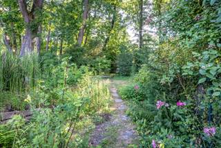 <br />
<p>Deze in het groen gelegen laagbouw met zuidwest tuin omvat volgende indeling;</p>
<p>Een leefgedeelte van 40m² met een open keuken uitgerust met koelkast, koken op gas, spoelbak en vaatwasmachine.</p>
<p>Verder nog twee ruime doorlopende slaapkamers.</p>
<p>De badkamer is nog te installeren alsook een kleine, te renoveren veranda.</p>
<p>Achteraan op het terrein een bijkomend gebouw van 30m², voorzien van verwarming, elektriciteit en alarm.</p>
<p>Als bouwgrond geschikt voor een halfopen bebouwing met verdieping en zadeldak.</p>
<p>In de directe omgeving van winkels, scholen, openbaar vervoer en invalswegen.</p>