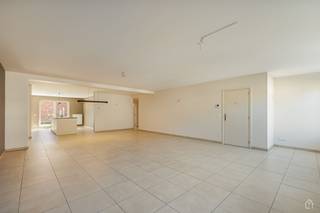 <p>MODERN GROUND FLOOR APARTMENT IN KONINGSHOOIKT WITH EXCELLENT LAYOUT</p><p>This beautiful 2-bedroom apartment of 146m² is located in Koningshooikt and offers an ideal combination of comfort, modernity and space. The property is housed in a recent building with a classic look.</p><p>THE INTERIOR</p><p>The apartment features two spacious bedrooms, both of which have natural light and are excellent for families or as office space. The open living room with adjoining dining area is very generous in size and features many windows that provide a pleasant living experience. The modern kitchen is fully built-in and has a quality finish. It is equipped with modern appliances and a kitchen island. The perfect combination for pleasant cooking among family or friends.</p><p>The spacious bathroom is fully tiled and is equipped with both a sink, a bathtub and a shower. A separate laundry room is provided, in addition to 2 additional spacious storage rooms.</p><p>OUTDOOR SPACE AND FACILITIES</p><p>The apartment has direct access to a pleasant private garden with a semi-covered terrace, ideal for relaxation . In the garage complex there are 2 car parking spaces at your disposal along with a common bicycle shed. </p><p>LOCATION</p><p>Located in the heart of Koningshooikt, this property offers excellent accessibility to schools, stores and public transport. Call us on 0494/12.01.01 to schedule your visit.</p>
