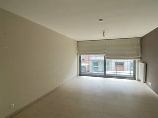 <p>Dit gezellig appartement is ideaal gelegen in het centrum van Aalst, op wandelafstand van winkels, restaurants en andere voorzieningen.</p><p>Het appartement omvat een inkomhal, een lichtrijke leefkeuken, een aparte berging naast de keuken, één slaapkamer en een badkamer met toilet.</p><p>Extra troeven zijn de privatieve kelderberging en twee gemeenschappelijke fietsenbergingen.</p><p>De huurprijs bedraagt €800 per maand + €50 gemeenschappelijke kosten.<br />Beschikbaar vanaf 01/06.</p>