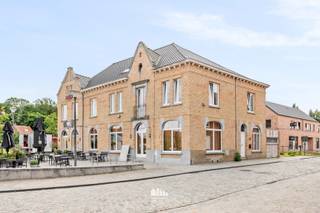 Deze woning werd al grotendeels gerenoveerd en is als volgt ingedeeld:Gelijkvloerse verdieping met inkom, toilet, polyvalente ruimte, bergruimte.Op...
