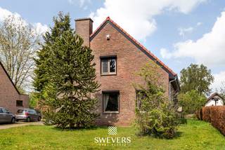Voor meer info en foto’s, surf naar www.swevers.be<br /> – Deze ruime open bebouwing in een rustige straat in Heusden-Zolder biedt een mooie combinatie van ruimte, privacy en potentieel. Gelegen op een perceel van 10a 29ca en gebouwd in 1979, werd de woning deels gerenoveerd tussen 2005 en 2025. Met een bewoonbare oppervlakte van 228 m² en vijf slaapkamers is dit een ideale gezinswoning waar u enkel nog naar eigen smaak hoeft op te frissen.<br /><br />De inkomhal leidt naar de lichtrijke leefruimte van 34 m² met plaats voor zit- en eetgedeelte. Aansluitend bevindt zich de keuken van 11 m², uitgerust met Miele-toestellen (2016) en eenvoudig open te maken naar de leefruimte. De veranda (2005) zorgt voor extra leefcomfort en een mooi zicht op de tuin.<br /><br />Op de eerste verdieping zijn er drie slaapkamers (13 m², 12 m² en 9 m²) en een badkamer. Daarnaast zijn er nog twee extra kamers (16 m² en 8 m²), ideaal als bureau, hobbyruimte of logeerkamer. De zolder van 40 m² biedt extra opslag en uitbreidingsmogelijkheden.<br /><br />De tuin geniet van een open zicht op landbouwgrond, wat rust en privacy garandeert. Extra troeven zijn het alarmsysteem met buitencamera (2023), manuele rolluiken, hoogrendementsglas (2013) en een recente gasketel (2022). Dankzij de gunstige ligging zijn scholen, openbaar vervoer en snelwegen vlot bereikbaar. Voor meer informatie, bel 011 255 155. Bron bewoonbare oppervlakte: EPC – verslag.