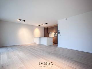 Ontdek dit gelijkvloers tweeslaapkamerappartement in de nieuwbouwresidentie ESTEE, prachtig gelegen langs de Damse Vaart in Brugge. Dankzij de onmiddellijke nabijheid van de historische binnenstad en het openbaar vervoer geniet u hier van een uitstekende bereikbaarheid, gecombineerd met een rustige en groene omgeving aan het water.<br /><br />Dit luxueus afgewerkte appartement bevindt zich op de gelijkvloerse verdieping en werd gerealiseerd met oog voor comfort, duurzaamheid en energiezuinigheid. Het werd voorzien van alle moderne technieken en duurzame materialen. De lichtrijke leefruimte sluit aan op een gezellig terras met een zuidelijke orientatie..<br /><br />De indeling is doordacht en praktisch: een inkomhal met vestiairekast leidt naar de ruime leefruimte met open, volledig geïnstalleerde keuken. Aansluitend bevindt zich een ruime keukenberging, een bijkomende berging met aansluiting voor wasmachine, evenals een aparte technische berging. Verder beschikt het appartement over twee volwaardige slaapkamers, waarvan één de mogelijkheid biedt tot het creëren van een dressingruimte alsook toegang beidt tot een tweede terras. De moderne badkamer is uitgerust met een dubbele lavabo en een stijlvolle inloopdouche.<br /><br />In de ondergrondse verdieping is een autostaanplaats inbegrepen in de huurprijs. De staanplaats is bovendien voorzien van een aansluiting voor een laadpaal. Het appartement wordt verwarmd via vloerverwarming met een warmtepomp en beschikt over 7 zonnepanelen, wat bijdraagt aan een energiezuinig en toekomstgericht wooncomfort. <br />Het appartement zal nog volledig geschilderd worden door de eigenaar, alsook zal de vestiairekast op maat worden gemaakt. <br /><br />Huurprijs: € 1.150 per maand<br />Syndickost: € 65 per maand<br /><br />Voor meer informatie of een vrijblijvend bezoek, contacteer Immax Brugge op 050 62 44 14 of mail naar jana@immax.be