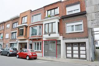 Op zoek naar een huurwoning dichtbij het centrum van Kortrijk? Kom dan zeker eens naar deze tot in de puntjes gerenoveerde rijwoning met 2 slaapkamers en 2 badkamers op Overleie kijken. Indeling van de woning : Aparte inkom met ruimte om fietsen te plaatsen, een technische ruimte, een ruime leefruimte, een open keuken, een apart toilet en 1 slaapkamer met aanpalende doucheruimte (+ lavabo). Op de verdieping bevindt zich nog een slaapkamer en een badkamer (douche, lavabo en toilet). Stadsterrasje. Ruime, droge kelder. Overal dubbele beglazing. 12 zonnepanelen. Warmtepomp.