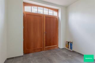 <p><span>Welkom bij dit nieuwbouw project “HOEVE PESSEMIER” </span></p><p><span> </span></p><p><span>In het hart van de stad Ronse op de oude site van een textielfabriek inclusief de hoeve en het woonerf rijst dit nieuwbouwproject uit de grond.</span></p><p><span> </span></p><p><span>In een eerste fase hebben we de oplevering van 12 woningen op de site, waarvan er reeds 9 verkocht zijn. Bekijk alvast de plannen per woning met 2, 3 of 4 slaapkamers. Is er een zolder dan kan deze ook worden ingericht als bijkomende kamer.</span></p><p><span> </span></p><p><span>De woningen worden afgewerkt met kwaliteitsvolle, duurzame materialen en voldoen aan alle comfort en de hoogste energie normen. In een volgende fase wordt de hoeve met 8 woningen opgeleverd.</span></p><p><span>Volgende entiteiten zijn beschikbaar:</span></p><ul><li><span>1 gezinswoning met 2 slaapkamers en private tuin met terras;</span></li><li><span>1 gezinswoning met 3 slaapkamers en private tuin met terras;</span></li><li><span>1 gezinswoning met 4 slaapkamers en private tuin met terras;</span></li></ul><p><span>Vooraan zijn autostaanplaatsen voorzien die apart kunnen aangekocht worden.</span></p><p><span> </span></p><p><span>Alle vermelde prijzen zijn steeds exclusief BTW en aankoopkosten.</span></p><p><span> </span></p>