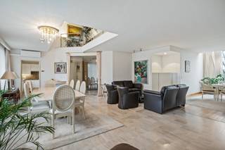 Gelegen in het centrum van Schilde bevindt zich dit ruim te renoveren duplex appartement van ca. 210 m² op de 2 de verdieping in een gebouw met...