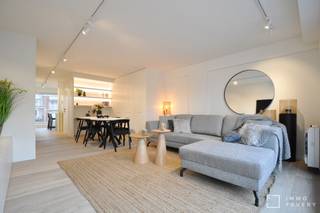 Dans le centre animé de Knokke, cet appartement duplex de 3 chambres magnifiquement rénové est situé à un jet de pierre de l'Avene Lippens et à seulement quelques pas de la Digue.<br /><br />Aménagement du premier étage: hall d'entrée avec vestiaire et toilettes séparées. Espace de vie confortable avec un coin salon et salle à manger équipé de plusieurs armoires encastrées. L'espace de vie donne accès à la terrasse spacieuse et ensoleillée à l'avant. Cuisine ouverte entièrement équipée et luxueusement finie, donnant accès à la deuxième terrasse à l'arrière. Adjacent à la cuisine ouverte se trouve un débarras séparé avec des connexions pour une machine à laver et un sèche-linge.<br /><br />Aménagement du deuxième étage: hall de nuit avec toilettes séparées. La chambre 1 dispose d'armoires encastrées, d'un espace pour un lit double et d'une salle de douche attenante. La chambre 2 dispose également d'armoires encastrées et d'un espace pour un lit double. La chambre 3 dispose d'un lit superposé fait sur mesure et d'armoires encastrées.<br /><br />Cet appartement en duplex dispose en outre d'un système de climatisation avec fonction de chauffage et de refroidissement.<br /><br />L'appartement dispose également d'une cave privée en sous-sol et d'un local à vélos commun.