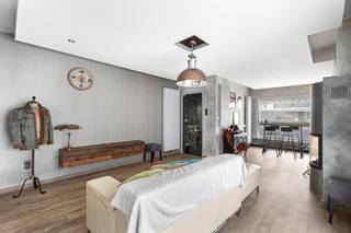 <p><strong>Volledig gerenoveerde woning met unieke architectuur en open zicht in Zele</strong></p><p>Deze instapklare en doorheen de jaren grondig gerenoveerde woning op de Dendermondebaan in Zele is een perfecte combinatie van hedendaags wooncomfort en een uitgesproken architecturale identiteit. De woning werd met oog voor detail en kwaliteit aangepakt en straalt karakter, ruimte en licht uit. De vloeiende lijnen en open structuren zorgen voor een aangename en moderne woonbeleving, waarbij binnen- en buitenruimte mooi in elkaar overvloeien.</p><p>Bij het betreden van de woning wordt u verwelkomd in een ruime en lichtrijke leefruimte, waar grote raampartijen zorgen voor een overvloed aan natuurlijk licht. De leefruimte loopt naadloos over in de open keuken, die centraal staat in het dagelijkse leven. De indeling is zowel praktisch als esthetisch uitgewerkt, met voldoende ruimte voor een eet- en zithoek en zelf bureauruimte.</p><p>Achteraan de woning bevindt zich een extra polyvalente ruimte die tal van mogelijkheden biedt. Deze kan perfect ingericht worden als bureau voor thuiswerk, een tweede salon, speelruimte of hobbykamer. Dankzij de directe toegang tot het terras en de tuin vormt deze ruimte een mooie overgang naar buiten en versterkt ze het gevoel van ruimte en vrijheid.</p><p>Het gelijkvloers wordt verder aangevuld met een ruime garage, ideaal voor wagen, fietsen en extra opslag, een praktische badkamer met douche, en een private oprit waar meerdere wagens kunnen parkeren.</p><p>De tuin is een absolute troef van deze woning. Hier geniet u van een open en vrij uitzicht op agrarisch gebied, wat zorgt voor een gevoel van rust en privacy. </p><p>Op de bovenverdieping werd bewust gekozen voor een open plan concept, wat zorgt voor een unieke en luchtige indeling. De verschillende zones vloeien harmonieus in elkaar over, maar bieden tegelijk voldoende mogelijkheden om de ruimte naar eigen wens in te delen. Door het plaatsen van twee extra wanden kunnen hier eenvoudig drie volwaardige en ruime slaapkamers gecreëerd worden, zonder in te boeten aan comfort of lichtinval. Daarnaast beschikt de verdieping over een tweede badkamer, gekoppeld aan een ingemaakte dressing.</p><p>Ook op technisch en energetisch vlak scoort deze woning bijzonder goed. Met een EPC-label B, zonnepanelen op het dak, een conforme elektrische installatie en een asbestveilig attest, is deze woning volledig klaar voor de toekomst. Bovendien is er geen renovatieplicht, wat een extra geruststelling biedt voor de koper.</p><p>De ligging is eveneens een belangrijke troef. De woning bevindt zich op een centrale locatie in Zele, met winkels, scholen en openbaar vervoer in de onmiddellijke nabijheid. Dankzij de vlotte verbinding naar Dendermonde en de E17 geniet u bovendien van een uitstekende bereikbaarheid.</p><p>Kortom, deze woning biedt een unieke combinatie van stijl, ruimte, comfort en ligging. Een zeldzame opportuniteit voor wie op zoek is naar een karaktervolle en instapklare thuis met een moderne uitstraling en een prachtig open zicht.</p>