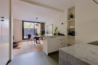 <p><span>Mortsel: pas gerenoveerd gemeubeld 1slpk appartement. </span></p><p><span> </span></p><p><span>Ontdek dit gezellige en gemeubeld appartement met één slaapkamer, perfect gelegen op een strategische plek in Mortsel. Ideaal voor individuen of koppels die op zoek zijn naar een sfeervolle woonomgeving.</span></p><p><span> </span></p><p><span>Dit appartement biedt niet alleen een modern en stijlvol interieur, maar ook een praktische indeling met ingemaakte kasten voor maximale opbergruimte. Het appartement beschikt over een moderne keuken die volledig uitgerust is met alle benodigde apparatuur, een ruime badkamer met ligbad, een slaapkamer met ingebouwde kasten en een groot terras met buitenmeubilair. </span></p><p><span> </span></p><p><span>Met zijn gunstige ligging bent u omringd door alle voorzieningen die Mortsel te bieden heeft, zoals winkels, restaurants, openbaar vervoer en recreatieve mogelijkheden. Kortom, dit gemeubeld appartement biedt het beste van beide werelden: een comfortabel en gezellig thuis op een ideale locatie.</span></p><p><span> </span></p><p><span>Er is mogelijkheid tot een all-in prijs. </span></p><p><span> </span></p>