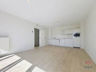 EVERE, vlakbij de NAVO. Mooi ongemeubileerd appartement van ± 62 m² met een balkon van ± 4 m²:Op de 1e verdieping * Hal * Woonkamer van ± 30 m² met...