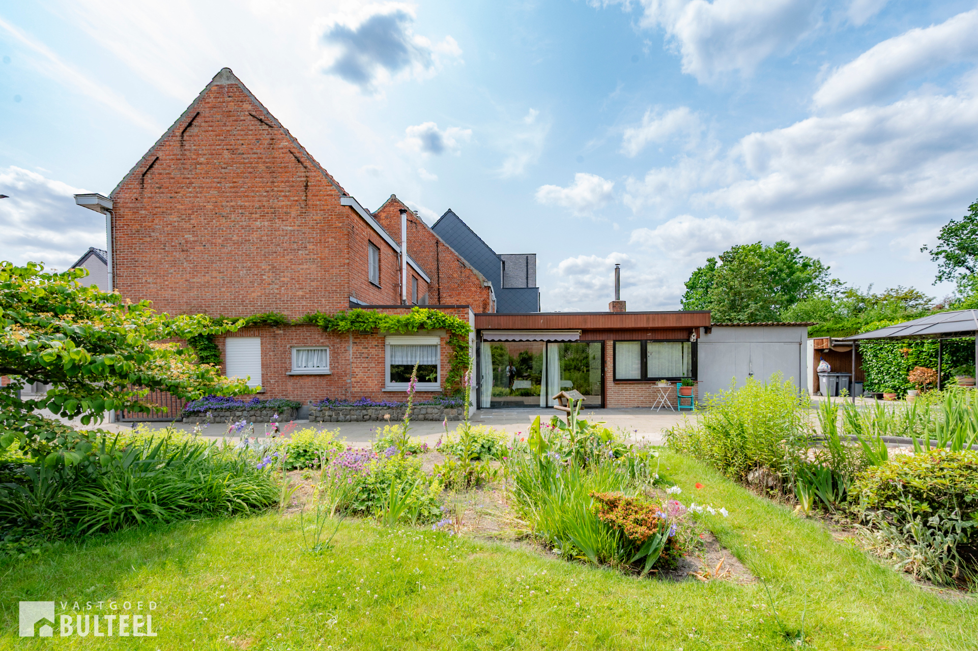 Karaktervolle woning met 5 slaapkamers op mooi perceel. - foto 3
