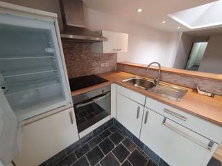 Hippe instapklare woning bestaande uit hal, badkamer met instapdouche en lavabo (plaats voor wasmachine en droogkast), gezellige living met open keuken, apart toilet en mooi terras. Boven zijn er 2 slaapkamers en vaste trap naar de geïsoleerde zolder waar u nog makkelijk een extra slaapkamer kan maken. Overal dubbele beglazing (pvc), elektrische rolluiken, centrale verwarming op aardgas, geïsoleerde zolder. Er werd gebruik gemaakt van toffe materialen, heel veel lichtinval in de woning. Goed gelegen, heel veel parkeergelegenheid voor de woning, vlabij alle winkels en in centrum van Bissegem. Vlotte bereikbaarheid naar Ring, E17, ......Gunstig EPC label C !!! Conforme elektriciteit, asbestveilig ! Kortom instapklaar, ideaal voor 1ste bewoning of als investering !!!