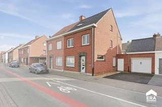 Te koop: halfopen woning in de Nieuwstraat, Ingelmunster, op een centrale locatie nabij stadsrand, openbaar vervoer en voorzieningen. Deze charmante...