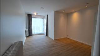 Ruim en comfortabel gelijkvloers appartement met TERRAS op een uitstekende ligging in Sint-Pieters net buiten het centrum van Brugge, nabij de Scheepsdalebrug, de ring, diverse winkels en op 2 km van het AZ Sint-Jan. ** + Energielabel B! ** + Uitstekende mobiscore 9,2 op 10! ** ** Omvat een inkom, leefruimte met ingerichte open keuken, 1 slaapkamer, badkamer met ligbad douche combi en voorziening douche, berging en een terras. ** ** Kosten : + 15 euro / maand forfait algemene delen, ** Mogelijkheid tot stallen van een fiets : + 5 euro per fiets per maand ** #leukwonen #brugge ** ** Beschikbaar Onmiddellijk vrij !