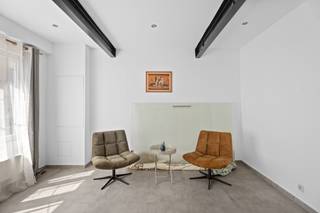 Entièrement rénové en 2022.Pièces lumineuses et pleines de charme, avec beaucoup de caractère.Jardin urbain facile d'entretien de 52 m².Excellent...