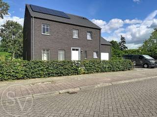 <p><strong><span>Modern wonen met maximaal comfort én een bijzonder laag energieverbruik?</span></strong><br /><span>Dat kan in deze prachtige nieuwbouwwoning (2023), afgewerkt met hoogwaardige materialen en voorzien van alle hedendaagse technieken. Dankzij de geothermische warmtepomp, zonnepanelen, hoogrendementsbeglazing en ventilatiesysteem D geniet je hier niet alleen van een uitzonderlijk wooncomfort, maar ook van een bijzonder energiezuinige woning. (EPC A / 19kWh !)</span></p>
<p><span>Rustig gelegen, op slechts enkele minuten van het centrum van Sint-Job-in-'t-Goor, met winkels, scholen en de E19 richting Antwerpen en Breda vlakbij. Een ideale combinatie van rustig wonen en een vlotte bereikbaarheid.<br /><br /></span></p>
<p><strong><span>Wat deze woning écht bijzonder maakt?</span></strong><br /><span>De overvloed aan ruimte, het natuurlijke licht en de kwalitatieve afwerking. Alles werd ontworpen met oog voor comfort, duurzaamheid en praktisch wonen.</span></p>
<p><span>Je komt binnen in de ruime inkomhal, voorzien van een ingemaakte vestiaire, een gastentoilet en een stijlvolle natuurstenen trap naar de verdieping.</span></p>
<p><span>De lichtrijke leefruimte sluit naadloos aan op de volledig ingerichte open keuken met gezellige ontbijthoek. De keuken is uitgerust met alle hedendaagse comfort en vormt samen met de woonkamer het kloppend hart van de woning. Grote raampartijen zorgen voor een aangename verbinding met het terras en de tuin, waardoor binnen en buiten mooi in elkaar overvloeien.</span></p>
<p><span>Aansluitend aan de keuken bevindt zich een ruime berging met aansluiting voor een wasmachine en een rechtstreekse doorgang naar de garage. De garage biedt plaats aan één wagen, terwijl er voor de woning nog parkeergelegenheid is voor twee extra auto's. </span></p>
<p><span>Op de eerste verdieping vind je vier volwaardige slaapkamers, een extra apart toilet en een ruime badkamer met dubbele lavabo in meubel, ligbad en afzonderlijke douche. De overloop biedt bovendien ruimte om bijvoorbeeld een gezellige leeshoek of een praktische bureauruimte in te richten.</span></p>
<p><span>Verder in er nog een ruime bergzolder waar u zonder probleem heel wat kan stockeren. <br /><br /></span>En niet te vergeten, een gezellige tuin, aangelegd, omheind door beukenhaag en met nog een handige tuinberging.</p>
<p><strong><span><br />Beschikbaarheid en kost:</span></strong></p>
<ul>
<li>Huurprijs: <strong>€1.990/maand</strong></li>
<li>Beschikbaar: <strong>richtdatum 15 september</strong></li>
<li>Water, gas en elektriciteit: individueel<span></span></li>
</ul>
<p><strong><span><br />Op zoek naar een ruime, energiezuinige nieuwbouwwoning waar comfort, kwaliteit en ligging perfect samenkomen?</span></strong></p>
<p><span>Neem dan snel contact op voor een bezoek. Bekijk alvast de foto's (genomen voor eerste ingebruikname), maar vooral, kom de woning zelf ontdekken. Ze zal je ongetwijfeld weten te overtuigen!</span></p>