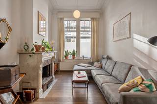 <p><strong>Prachtig authentiek herenhuis met 5 slaapkamers in <em>upcoming</em> buurt</strong></p><p><strong>Lekker uitpakken? Dat doe je in dit magnifieke herenhuis, waar authentieke charme en hedendaags comfort hand in hand gaan. Van de statige gevel met dubbele houten deur en de inkomhal met authentieke vloer tot de hoge plafonds, lichtrijke ruimtes en groene stadstuin: hier word je instant verliefd. Met vijf slaapkamers, een ruime badkamer en leidingen klaar voor een tweede badkamer, is er ruimte zat. Ook energetisch zit je goed: de achtergevel is geïsoleerd en het dak werd volledig vernieuwd én geïsoleerd. Zo geniet je van extra comfort en zit je er ook op koude dagen warmpjes bij! Kom binnen...</strong></p><p><strong>Wauw-gevoel in alle ruimtes</strong></p><p>‘Och zot!’, die kreet ontsnapt je sowieso in elke ruimte. Want ja, het authentieke karakter en de perfecte mix van originele elementen en modern comfort is hier best <em>zotjes</em>. Zet één voet in dit toppand en je energie gaat naar <em>sk</em>y<em>high</em>. Hoe? Dankzij de kleurrijke tegels in combinatie met het hoge plafond, de mooie trap en de houten muurdetails in de inkomhal natuurlijk. Je kunt er zelfs je fietsen vlotjes in parkeren.</p><p>Via de ruime, statige living met eikenhouten vloer, wondermooie schouw en de prachtige tussendeur beland je in de volledig geïnstalleerde, moderne open keuken met natuursteen. Die heeft niet alleen massa’s ruimte,kasten én daglicht door de grote lichtstraat maar ook een unieke <em>view</em> op jouw groene stadsoase.</p><p><strong>Zes kamers, plek zat</strong></p><p>Met vijf slaapkamers is er ruimte in overvloed. Ook op vlak van sanitair zit je goed. De badkamer op de eerste verdieping werd in 2021 volledig vernieuwd en is een <em>picture perfect</em> badkamer, met een grote inloopdouche, een heerlijk bad, dubbele lavabo en toilet. Dankzij het raam geniet je hier bovendien van heerlijk natuurlijk licht! Achter de badkamer schuilt bovendien een handige wasberging.</p><p>De slaapkamer op de eerste verdieping is de suite onder de slaapkamers: grote ramen, een balkon, houten vloeren en een dressing met ruimte voor kleerkasten. Op de tweede verdieping vind je nog twee slaapkamers met hoge ramen, schouwmanteltjes en een warme houten vloer. Op de tussenverdieping is er een extra bureauruimte met daarachter de mogelijkheid voor die tweede badkamer. En helemaal bovenaan zijn er nog eens twee ingerichte zolderkamers. Ideaal als slaapkamer, speelruimte, atelier of extra bureau...</p><p><strong>De levendige buurt is si bon</strong></p><p>Wonen in een upcoming buurt? Da’s elke dag iets nieuws ontdekken! Van een heerlijke Libanese hap bij Si Bon tot een koffietje in Butchers Coffee. En voor wat groen moet je in het Rivierenhof of Park Spoor Noord zijn!</p><p>Tot slot is de woning volledig onderkelderd. Er vonden al heel wat energetische renovatiewerken plaats, waardoor je er warmpjes bij zit: zo werd de achtergevel en het dak recent geïsoleerd, het dak inclusief dakpannen is spiksplinternieuw. In 2021 kreeg de elektriciteit een make-over en werd die volledig conform.</p><p>Zit je te popelen op je stoel? Kom in actie en stuur ons een mailtje via Antwerpen@ugly.be!</p>