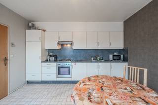 2-slaapkamer dakappartement te koop gelegen op de vierde verdieping langs de Stationsstraat te centrum Gistel. Vlakbij winkels, openbaar vervoer...