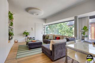 Aan de levendige en geliefde <strong>Aldestraat</strong> bevindt zich dit instapklare appartement, dat in 2013 volledig gerenoveerd werd met kwalitatieve materialen en oog voor detail.<br /><br />Met een bewoonbare oppervlakte van ca. 75 m² op de 2de verdieping en een indrukwekkende <strong>gevelbreedte van maar liefst 11 meter</strong>, biedt dit appartement een unieke combinatie van ruimte, licht en comfort.<br /><br />Indeling:
<ul>
<li>Ruime en lichtrijke leefruimte (ca. 40 m²) met grote raampartijen en een ingebouwde kastenwand</li>
<li>Volledig geïnstalleerde keuken</li>
<li>Badkamer in mozaïekafwerking met inloopdouche en enkele wastafel</li>
<li>Apart gastentoilet</li>
<li>Slaapkamer met ingebouwde kastenwand (ca. 11,6 m²)</li>
<li>Tweede kamer – ideaal als bureau, hobbykamer of extra slaapkamer</li>
<li>Balkon met handige bergkast</li>
<li>Privatieve kelderberging inbegrepen</li>
</ul>
De maandelijkse kosten bedragen €125/maand.<br /><br />Troeven op een rijtje:<br />+ Topligging in het centrum van Hasselt, maar toch rustig gelegen<br />+ Instapklaar en hoogwaardig afgewerkt<br />+ Laag EPC-label B<br />+ Inclusief privatieve kelderberging<br />+ Ideaal als starterswoning, pied-à-terre of investering<br />+ Geen lift aanwezig<br /><br />Interesse in een bezoek of meer info? Contacteer Valère Vangeel via 0472 32 34 24 of mail naar valere@vestio.com.