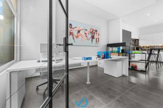 In de D'Hondtstraat, op een uiterst centrale locatie in het centrum van Ieper, vinden we deze verrassend ruime en instapklare woning terug. Dankzij de strategische ligging heb je werkelijk alles op wandelafstand: winkels, scholen, openbaar vervoer en andere voorzieningen. Het pand wordt momenteel gebruikt als kantoorruimte, maar kan mits functiewijziging eenvoudig terug omgevormd worden tot woonhuis. Ook verder gebruik als kantoor behoort tot de mogelijkheden - ideaal voor wie wonen en werken wil combineren. <br /><br />De indeling is als volgt. Via de inkomhal met gastentoilet komen we in de lichtrijke leefruimte met open, volledig uitgeruste keuken. Vanuit de keuken heb je toegang tot de gezellige stadskoer, die aansluit op de ruime garage - een absolute troef in het stadscentrum. <br /><br />Op de eerste verdieping bevinden zich twee ruime slaapkamers en een badkamer met inloopdouche, lavabomeubel, toilet en aansluitingen voor wasmachine en droogkast. Op de tweede verdieping zijn nog eens twee slaapkamers én een multifunctionele ruimte terug te vinden, die perfect kan dienen al ontspanningsruimte, bureau of extra bergruimte. <br /><br />De woning werd in 2020 volledig gerenoveerd en beschikt over tal van pluspunten: een gunstig EPC, conforme elektrische keuring, nieuwe ramen, vernieuwde leidingen, asbestveiligheid, vloerverwarming op alle verdiepingen met nieuwe HR-ketel en meer. <br /><br />Ben je op zoek naar een ruime, instapklare woning met garage in het centrum van Ieper? Dan is dit je kan! Contacteer ons vandaag nog voor een bezoek. 