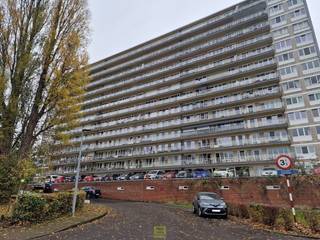 Ontdek dit ruime en lichtrijke appartement op de 12de verdieping, waar je geniet van een prachtig panoramisch zicht over Aalst en de groene...