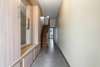 <p>Licht op te frissen woning in de dorpskern van Houtem, rustig gelegen nabij Veurne.</p>

<p>Deze gesloten bebouwing combineert een rustige ligging in de dorpskern van Houtem met een praktische indeling en heel wat ruimte. De woning beschikt over 4 volwaardige slaapkamers en 1badkamer, ideaal voor gezinnen of wie extra ruimte zoekt voor hobby of thuiswerk. Dankzij de solide basis kan de woning licht opgefrist worden zonder renovatieverplichting, waardoor je meteen comfortabel kan wonen en stap voor stap verder kan moderniseren. De landelijke omgeving en de vlotte verbinding naar Adinkerke zorgen voor een aangename woonomgeving. Een interessante opportuniteit voor wie een huis wil kopen met potentieel voor een betaalbare prijs.</p>

<p>Belangrijkste ruimtes:<br />• Inkomhal<br />• Woonkamer met aangename lichtinval<br />• Eetkamer aansluitend op de leefruimte<br />• op te frissen keuken<br />• 4 slaapkamers<br />• op te frissen badkamer<br />• Nachthal die de slaapvertrekken verbindt<br />• zongericht terras met ruimte om buiten te genieten<br />• kruipzolder<br />• droge kelder handig voor stockage<br />• Tuinhuis voor extra opbergruimte</p>

<p>Troeven:<br />• Rustig gelegen in de dorpskern van Houtem<br />• Woning met 4 slaapkamers<br />• Licht op te frissen zonder renovatieverplichting</p>

<p>Neem vandaag nog contact op voor meer informatie of een bezoek:<br /><strong>Hanne.huyghe@era.be<br />0499/22 30 33</strong></p>