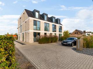 <strong>RECENT GELIJKVLOERS BEN-APPARTEMENT MET TUIN, TERRAS EN ZICHT OP DE WEILANDEN</strong><br />Dit recente en energiezuinige gelijkvloerse appartement (bouwjaar 2024) combineert modern wooncomfort met een aangenaam uitzicht op het groen. Met een bewoonbare oppervlakte van ca. 104 m², een terras en een tuin die achteraan uitkijkt op de weilanden, geniet je hier van een mooi open zicht. Bovendien is het appartement centraal gelegen, vlak bij winkels en openbaar vervoer.<br /><br /><strong>Indeling:</strong><br />Via de inkomhal met apart gastentoilet kom je in de ruime leefruimte met open keuken (ca. 38 m²). De grote raampartijen zorgen voor veel natuurlijk licht en een aangename verbinding met de tuin. De volledig ingerichte keuken beschikt over een inductiekookplaat, dampkap, vaatwasser, koelkast, oven en combi-oven.<br />Verder zijn er drie slaapkamers (ca. 10,5 m², 10 m² en 6,2 m²), een badkamer met inloopdouche en dubbel lavabomeubel en een praktische berging met aansluitingen voor wasmachine en droogkast.<br /><br /><strong>Extra troeven:</strong><br />• BEN-appartement met warmtepomp en vloerverwarming (verwarmen én koelen)<br />• Zonnepanelen en ventilatiesysteem D<br />• Driedubbele beglazing<br />• Regenwaterput aangesloten op het toilet en de buitenkraan<br />• Parkeerplaats achter het gebouw, met rechtstreekse toegang tot de tuin via een tuinpoortje<br />• Gemeenschappelijke fietsenberging<br />• Lage gemeenschappelijke kosten<br />• Vrijstelling 100% onroerende voorheffing (2027-2031)