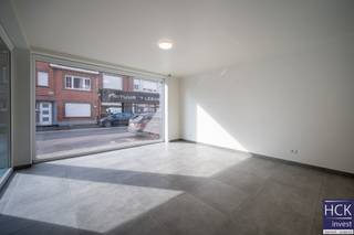<strong>De ligging</strong><br />Dit <strong>commercieel pand</strong> is gelegen in residentie Paloma, een recent gebouw <strong>gevestigd tussen de ring van Waregem en de E17</strong>, op een schitterende zicht locatie! Aan commercialiteit en visibiliteit heeft u hier geen gebrek. Parkeergelegenheid voor cliënten is voldoende in de straat. Kortom, een uitstekende ligging!<br /><br /><strong>Het pand</strong><br />Het pand zelf beschikt over een winkel-/kantoorruimte, toilet en kitchenette. Tevens beschikt u over <strong>1 parkeerplaats</strong> op de afgesloten privatieve parking achteraan het gebouw <strong>inbegrepen in de huurprijs</strong>.<br />   <br /><strong>Kenmerken</strong><br />- etalagebreedte 4,25m <br />- commerciële oppervlakte 32 m²<br />- CV op aardgas<br />- HR-beglazing <br />- PVC profielen<br /><strong>- zonnepanelen aanwezig</strong><br /><span>- EPC: X (onbepaald ⇒ voor een nieuwe eenheid kan nog geen energiegebruik opgemeten worden en kan het exacte label nog niet bepaald worden)</span><br />   <br /><strong>Troeven</strong><br />- recent gebouw!<br /><strong>- energiezuinig!</strong><br />- goede visibiliteit en dus commercialiteit!<br />  <br />Beschikbaarheid: onmiddellijk / overeen te komen<br /><br />Gemeensch. kosten: € 50,00 / maand <br />  <br />Voor meer informatie of een bezoek reageer via het contactformulier of stuur een mail naar info@hckinvest.be