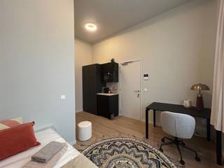 <p>Residentie The Hills is een opbrengstpand dat voor zowel studerende jongeren in de Leuvense stadskern als in Heverlee en Brussel een goede locatie biedt. Je bent op wandel/ fiets afstand van de Leuvense Stadskern, het Sportkot, de KULeuven campussen in de binnen en buitenstad alsook het station van Leuven en Heverlee. Deze residentie is gelegen op de Naamsesteenweg. Niet alleen zijn strategische ligging is een troef maar ook de residentie zelf zal puur genieten zijn. Via de Hertogstraat bent u op enkele minuten op de Arenberg faculteiten als op de UCLL-campussen.<br /><br />Deze residentie is een vernieuwbouwproject. De renovatie werd uitgevoerd met oog voor detail, kwaliteitsvolle materiaalkeuze en afwerking. Daarnaast voldoet het gebouw aan de strenge energiezuinigheidsnorm van 2025. Deze knusse residentie bestaat uit 5 kamers eigen sanitair en 1 studio met privé tuin. Bijkomend heeft dit pand een gemeenschappelijke keuken. Kortom, deze residentie heeft het allemaal.</p>