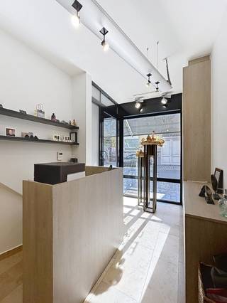 Instapklaar en commercieel gelegen handelspand met woongedeelte, bestaande uit een handelsruimte van ca. 50 m² met afzonderlijk toilet...