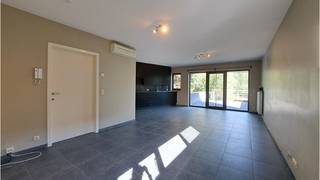 Comfortabel appartement met ruim TERRAS op een zeer goede ligging in het centrum van Eernegem, dichtbij bushalte, ** + Kwalitatieve afwerking! **...