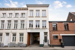 <p><b>Instapklare gerenoveerde woning met 3 slaapkamers en ruim terras in Mechelen</b></p>
<p>In een rustige straat vlak bij de jachthaven vind je deze verrassend ruime en net gerenoveerde woning (+/- 165 m²). Op het gelijkvloers kom je binnen via een aparte inkomhal met handige berging voor de wasmachine en droogkast.</p>
<p>Eens op de eerste verdieping valt meteen de lichtrijke leefruimte (25 m²) op. Aansluitend ligt de open keuken, volledig uitgerust met een inductiefornuis, dampkap en ijskast, én een praktische bijkeuken met aansluiting voor een vaatwasser. Verder heb je op deze verdieping een apart toilet en een gezellige veranda die uitgeeft op het grote, open tuinterras.</p>
<p>Op de tweede verdieping bevindt zich de eerste grote slaapkamer (15 m²) op massieve parket, samen met de badkamer die voorzien is van een hoekligbad, inloopdouche, toilet en meubel. De derde verdieping telt nog eens twee volwaardige slaapkamers (15 m² en 10 m²) op laminaat. De woning is erg energiezuinig dankzij de zonnepanelen, hoogrendementsbeglazing en een lucht-lucht warmtepomp (koeling en verwarming). Er is eventueel ook de mogelijkheid om een garage of extra stapelplaats bij te huren voor € 110 per maand.</p>
<p>De huurprijs is € 1.350 per maand en er zijn geen gemeenschappelijke kosten. Beschikbaar vanaf september 2026.</p>
<p>De ligging is ideaal: ontzettend rustig, maar toch met winkels, scholen en openbaar vervoer op wandelafstand én een snelle verbinding naar de E19. Door de slimme indeling is deze woning ook heel geschikt voor co-housing.</p>