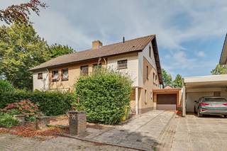 Op een kindvriendelijke locatie gelegen, royale halfvrijstaande instapklare woning met garage en vrij uitzicht aan de voorzijde over groenrijk plantsoen. De woning is in 2023 volledig gerenoveerd en gemoderniseerd met hoogwaardige materialen. Aan de binnenzijde beschikt de woning over een royale entree, luxe gastentoilet, woonkamer met open keuken voorzien van fraai keukenblok, bijkeuken, 4 slaapkamers en een luxe badkamer. Aan de buitenzijde beschikt de woning over een fraai aangelegde en privacy volle voor- en op het noorden gesitueerde achtertuin. De woning is gelegen in een kindvriendelijke woonwijk en op loopafstand van de gezellige dorpskern van Baarle met haar diverse voorzieningen.<br /><br />Begane grond<br />De entree/hal is verder voorzien van de meterkast en de vaste bordestrap naar de eerste verdieping.<br /><br />Het luxe geheel betegelde gastentoilet is voorzien van een wandcloset en fonteintje.<br /><br />De ruime woonkamer met open keuken van ca. 46m² mag vanwege de grote raampartijen aan de voor- en achterzijde met recht licht genoemd worden. De woonkamer is voorzien van de thermostaat en een schuifpui naar de achtertuin.<br /><br />De keuken beschikt over een fraai keukenblok in hoekopstelling met onder- en bovenkastjes, inductie kookplaat, afzuigkap, koelkast, combi-oven, vaatwasser en rvs-spoelbak.<br /><br />De gedeeltelijk betegelde bijkeuken is voorzien van de achter-entree, aansluitingen wasapparatuur, vast kasten met ingebouwde vriezer en een spoelbak.<br /><br />De aangebouwde garage van ca. 17m² is voorzien van een betonvloer, elektrische sectionaalpoort, 2e groepenkast, bediening vloerverwarming en een deur naar de achtertuin.<br /><br />Eerste verdieping<br />De overloop op de eerste verdieping is voorzien van een thermostaat en biedt toegang tot 3 ruime slaapkamers, de luxe badkamer en via de vaste bordestrap is de tweede verdieping bereikbaar.<br /><br />De 3 slaapkamers hebben een oppervlakte van ca. 17m², 14m² en 12m². Alle drie de slaapkamers zijn voorzien van een vaste kast. Vanuit de grootste slaapkamer heeft u rechtstreeks toegang tot de badkamer.<br /><br />De luxe badkamer is geheel betegeld en beschikt over een ruime inloopdouche met thermostaatkraan en handdouche, wandcloset en een fraai badkamermeubel met dubbele vaste wastafel, spiegel met verlichting, een kast, handdoekradiator en elektrische ventilatie.<br /><br />Tweede verdieping<br />Door middel van de vaste trap is de tweede verdieping bereikbaar. De tweede verdieping is verdeeld in een voorzolder, voorzien van een kast met de hybride warmtepomp (2023), en de 4e slaapkamer voorzien van een dakkapel, ingebouwde kasten en een gezellige bank met lades.<br /><br />Tuin<br />De woning is voorzien van een fraai aangelegde voor- en op het noorden gesitueerde achtertuin. De voortuin beschikt naast de oprit, met plaats voor 2 auto’s, naar de aangebouwde garage over bestrating, vaste groene beplanting en buitenverlichting. De privacy volle achtertuin is voorzien van bestrating, terrassen, gazon, vaste groene beplanting, watertappunt, elektrapunten en buitenverlichting.<br /><br />Algemeen<br />• De woning is in 2023 volledig gerenoveerd en gemoderniseerd met hoogwaardige materialen.<br />• De woning is voorzien van een fraai aangelegde voor- en op het noorden gesitueerde privacy volle achtertuin.<br />• De keuring van de elektrische installatie is conform.<br />• De woning wordt verwarmd middels een hybride warmtepomp (2023) en vloerverwarming op de begane grond.<br />• De woning is volledig geïsoleerd en voorzien van houten kozijnen met HR++ en dubbele beglazing.<br />• De woning scheidende muur is extra geïsoleerd met akoestische isolatie.<br />• Perceeloppervlakte 262m². Woonoppervlakte ca. 155m². Inhoud: ca. 566m³.<br />• Bouwjaar: 1977.<br />• Energielabel B.<br />• Stbk verg: Vg Stbk bestem: Wg Dagv: Gmo Voorkoopr: Gvkr Verkavelingsverg: Vv.
