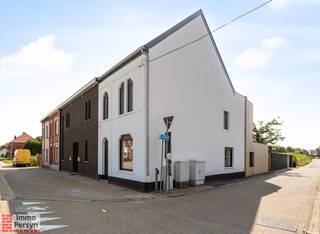 In 2021 onderging deze halfopen bebouwing een professionele totaalrenovatie met oog voor detail. Zo werd er enerzijds rekening gehouden werd met de strenge normen inzake energiezuinigheid. Anderzijds werd heeft men ook gezorgd voor een prachtig interieur én exterieur met kwalitatief hoogstaande materialen.<br /><br />Dankzij de verregaande verbouwing heeft men een bewoonbare oppervlakte gecreëerd van 134m² alsook een knusse buitenruimte op het gelijkvloers. De woning heeft een prachtige open leefruimte die verbonden is met de volledig ingerichte keuken, 3 slaapkamers en een badkamer met douche.<br /><br />Deze halfopen bebouwing is gelegen aan de stadsrand van Scherpenheuvel. Deze ligging zorgt voor een makkelijke bereikbaarheid van de omliggende gemeenten zoals bijvoorbeeld Diest alsook een snelle verbinding met de E314.<br /><br /><strong><u>INDELING:</u></strong><br /><strong>Gelijkvloers:</strong>Ruime inkom, open leefruimte, volledig ingerichte keuken, gang, badkamer met douche en toilet, bergruimte, knusse buitenruimte<br /><strong>1<sup>ste</sup> verdieping:</strong>Nachthal, apart toilet, 2 slaapkamers waarvan er 1 toegang geeft tot een buitenruimte via een groot schuifraam<br /><strong>2<sup>de</sup> verdieping: </strong>3<sup>de</sup> slaapkamer<br /><br />Ervaar zelf de vele voordelen van deze woning tijdens een persoonlijke rondleiding.<br />Maak vandaag nog je afspraak.<br />Mail naar info@immopersyn.be of bel 013 444 008.<br />