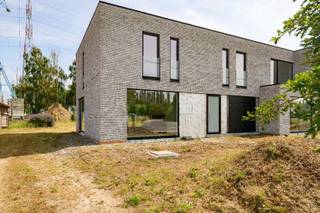 Deze ENERGIEZUINIGE WONING MET BIJGEBOUW is gelegen in Hulste (Harelbeke) met name in de Brugsestraat 164B op een perceel grond 547 m² met een bewoonbare oppervlakte van maar liefst 185 m². U beschikt tevens over een BIJGEBOUW van 24 m² die U nog naar believen kan inrichten als 2de garage of PRAKTIJKRUIMTE! <br /><br />PLUSPUNTEN:<br />* AFWERKING NAAR KEUZE INCLUSIEF <br />* ENERGIEZUINIG<br />* ZONNEPANELEN 8 STUKS<br />* VENTILATIE TYPE D<br />* REGENWATER 10.000 liter<br />* VLOERVERWARMING VIA WARMTEPOMP<br />* BIJGEBOUW (24 m²)<br />* 6 % BTW MOGELIJK <br /><br />INTERIEUR:<br />U komt binnen via de inkomhal met apart gastentoilet. Vervolgens komt u in de aangename, lichtrijke leefruimte (35 m²) met een gezellige zit- en eethoek. Aansluitend bevindt zich de ruimte op een open keuken te installeren. <br />Daarnaast is er een praktische berging (3,5 m²) en een inpandige garage (21 m²) met een handige achterdeur naar de tuin.<br />Op de bovenverdieping bevinden zich drie ruime slaapkamers (16 m² | 14,5 m² | 13 m²), een stijlvolle badkamer met inloopdouche, ligbad en lavabomeubel, een apart toilet en een praktische wasplaats (5,5 m²).<br /><br />EXTERIER:<br />De woning beschikt over een aan te leggen tuin van 320 m², georiënteerd op het noordoosten. Op het perceel is er private parkeergelegenheid en een extra bijgebouw (24 m²) dat flexibel kan worden ingericht, bijvoorbeeld als garage, werkruimte of hobbyruimte.